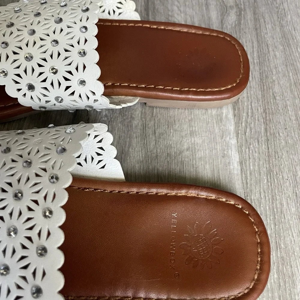 Yellow Box White Flip-Flops Size 8.5 - Picture 5 of 6
